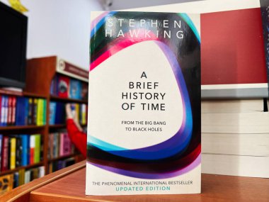 Lviv, Ukrayna - 20 Şubat 2025: Stephen Hawking 'in Zamanın Kısa Tarihi. Ünlü bir bilim kitabının karton kapaklı baskısı bir kitapçıda sergileniyor..