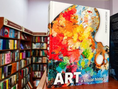 Lviv, Ukrayna - 20 Şubat 2025: Robert Cumming 'in görsel tarihi. Kitapçıda çok sayıda kitapla çevrili renkli canlı bir kitap.