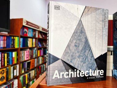 Lviv, Ukrayna - 20 Şubat 2025: Jonathan Glancey 'in mimarlık kitabı, çağdaş tasarım ve görsel temalar sergileyerek rafta sergilendi