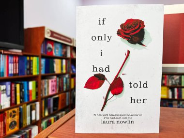 Lviv, Ukrayna - 20 Şubat 2025: Keşke Laura Nowlin söylemiş olsaydım. Renkli kitapçılara karşı gül temalı kapağı olan bir kitap