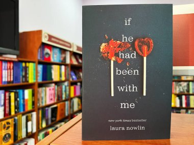 Lviv, Ukrayna - 20 Şubat 2025: Eğer benimle olsaydı. Laura Nowlin 'in romanının sergilendiği bir kitapçıda sergilenen bir kitap kapağı..