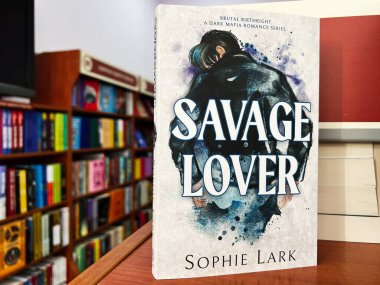 Lviv, Ukrayna - 20 Şubat 2025 Sophie Lark 'ın büyüleyici aşk kitabı 