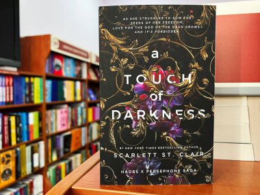 Lviv, Ukrayna - 20 Şubat 2025: Scarlett St. Clair 'den bir karanlık dokunuşu. Kitap kapağı zarif bir şekilde bir kitaplıkta sergileniyor..