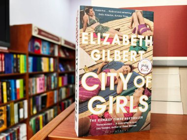 Lviv, Ukrayna - 20 Şubat 2025: Elizabeth Gilbert Modern Kitap 'tan Kızlar Şehri kapağını ve çekici kitaplığını sergileyen bir mağazada