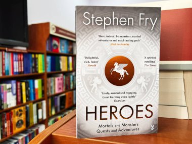 Lviv, Ukrayna - 20 Şubat 2025: Stephen Fry 'ın Kahramanlar başlıklı kitabı bir kitapçı ortamında belirgin bir şekilde sergilendi