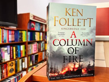 Lviv, Ukrayna - 20 Şubat 2025: Ken Follett 'in canlı bir kitapçı arka planındaki tarihi romanı.