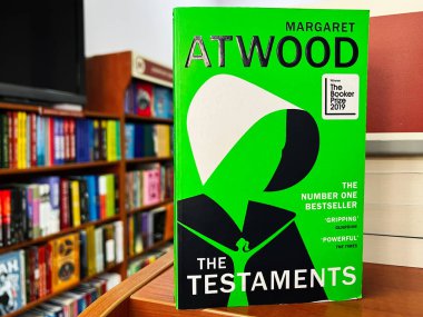 Lviv, Ukrayna - 20 Şubat 2025: Margaret Atwood 'un The Testaments adlı romanı kitaplıklarda belirgin bir şekilde sergilendi.