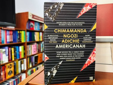 Lviv, Ukrayna - 20 Şubat 2025: Chimamanda Ngozi Adichie 'nin renkli bir kitapçıda sergilenen Americanah kitabının ön görünümü