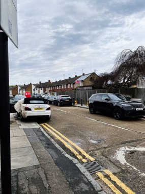Londra, İngiltere - 21 Şubat 2025: Enfield, Londra 'da şehir sokak görüntüsü konut evlerinin yakınına park edilmiş araçlar sergileniyor