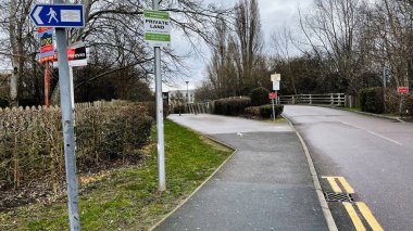 Londra, İngiltere - 21 Şubat 2025: Pathway 'e Enfield, Londra, Birleşik Krallık' taki özel arazide tabelalar eşlik ediyor.