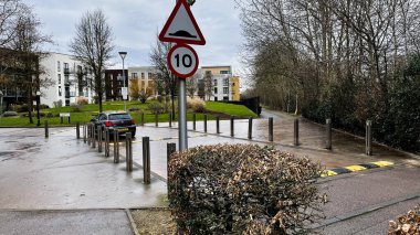 Londra, İngiltere - 21 Şubat 2025: Enfield, Londra 'da trafik işaretli, park halindeki arabalı ve cesur şehirli yerleşim yerleri.
