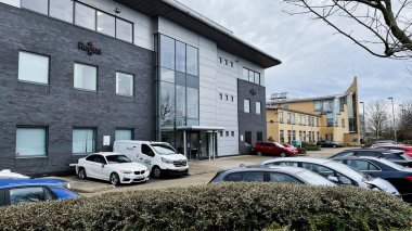 Londra, İngiltere - 21 Şubat 2025: Enfield, Londra, İngiltere 'de park etmiş araçları olan çağdaş ofis binası Regus.