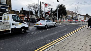 Londra, İngiltere - 21 Şubat 2025: Araçlarla demiryolu geçişi, Enfield, Londra, İngiltere.