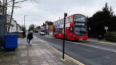 Londra, İngiltere - 21 Şubat 2025: Enfield, Londra, İngiltere 'de çift katlı otobüsle şehir sokak görüntüsü