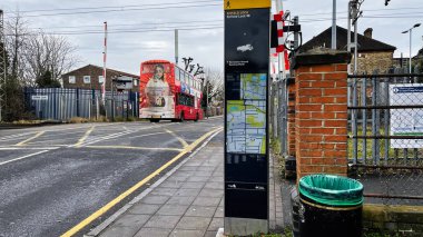Londra, İngiltere - 21 Şubat 2025: Londra 'daki Enfield Lock kavşağının harita işareti ve kalkış otobüsüyle görüntüsü.