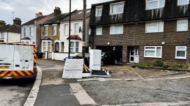 Londra, İngiltere - 21 Şubat 2025: Enfield, Londra 'da evler ve mobilya imhası ile sokak tasviri.