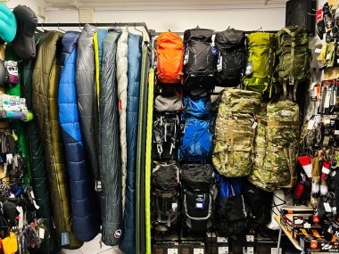 Kyiv, Ukrayna - 16 Şubat 2025: Sırt çantaları, uyku tulumları ve kamp ekipmanlarını içeren açık hava ekipmanları