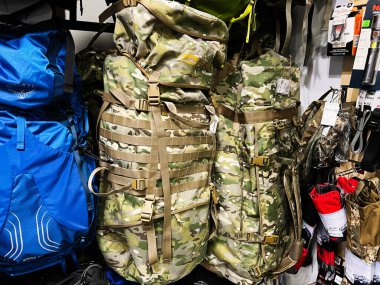 Kyiv, Ukrayna - 16 Şubat 2025: Yürüyüş ve açık havada hayatta kalmak için çeşitli tasarımlar