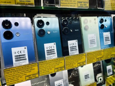 Kyiv, Ukrayna - 16 Şubat 2025: Smartphone Redmi Note 13 pro 8 farklı model ve özellikleri gösteren bir perakende mağazasında sergilenmektedir.