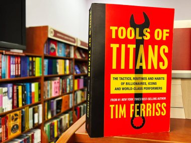 Lviv, Ukrayna - 20 Şubat 2025: Tim Ferriss 'in renkli bir kütüphane ortamında Titan Araçları' nın ilgi çekici bir gösterisi.