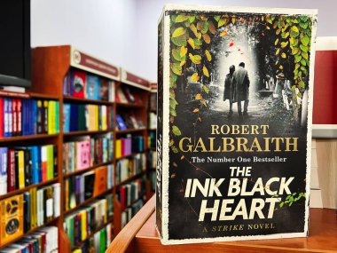 Lviv, Ukrayna - 20 Şubat 2025: The Ink Black Heart. Robert Galbraith 'in renkli bir kitapçıda sergilenen romanının yakın çekimi.