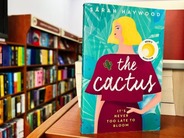 Lviv, Ukrayna - 20 Şubat 2025: Sarah Haywood 'un Kaktüsü Bir kütüphane ortamında sergilenen ödül tanıma rozeti