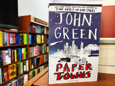 Lviv, Ukrayna - 20 Şubat 2025: John Green 'in başlıklı kitabı bir kitapçıda sergilendi
