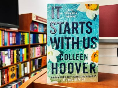 Lviv, Ukrayna - 20 Şubat 2025: Colleen Hoover 'ın 
