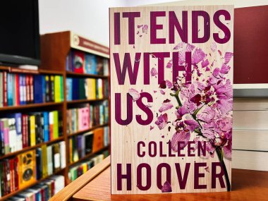 Lviv, Ukrayna - 20 Şubat 2025: It Ends With Us by Colleen Hoover. Renkli bir kitapçıda sergilenen şık bir kitap kapağı.