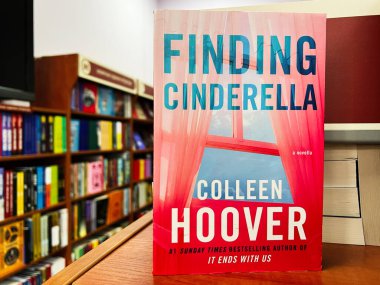 Lviv, Ukrayna - 20 Şubat 2025: Colleen Hoover 'ın Cinderella' yı Bulmak. Kitap kapağı raflar ve renkli kitaplarla bir kitapçı ortamında sergilenir.