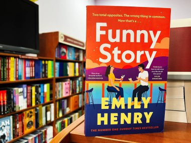 Lviv, Ukrayna - 20 Şubat 2025: Komik Hikaye Emily Henry. Rafları ve başlıkları olan renkli bir kitapçıda sergilenen romantik komedi hikayesi