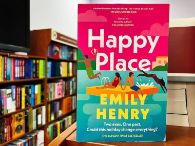 Lviv, Ukrayna - 20 Şubat 2025: Emily Henry 'den Mutlu Yer. Renkli bir kitap kapağına vurgu yapan bir kitapçıdaki kitaplar.