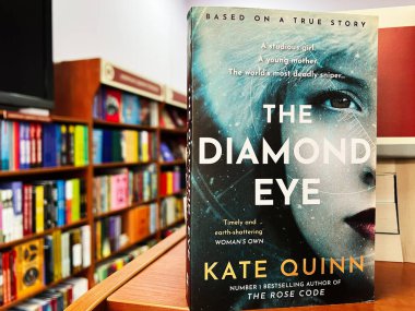 Lviv, Ukrayna - 20 Şubat 2025: The Diamond Eye by Kate Quinn. Bir kitapçıdaki renkli raflar arasında büyüleyici bir kapağı olan bir kitap.