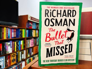 Lviv, Ukrayna - 20 Şubat 2025: Richard Osman 'ın kaçırdığı Bullet' ın bir kitap kapağı rahat bir kitapçıda sergilendi