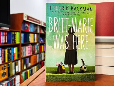 Lviv, Ukrayna - 20 Şubat 2025: Fredrik Backman 'ın kitapçıdaki ahşap bir rafta yazdığı' Britt-Marie buradaydı 'romanının karton kapaklı kopyası