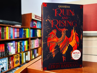 Lviv, Ukrayna - 20 Şubat 2025: Leigh Bardugo 'nun Harabe ve Yükselen kitabı bir kitapçıdaki ahşap rafta sergilendi.