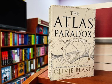 Lviv, Ukrayna - 20 Şubat 2025: Olivie Blake 'in kütüphane rafındaki' Atlas Paradoksu 'nun ciltli kopyası
