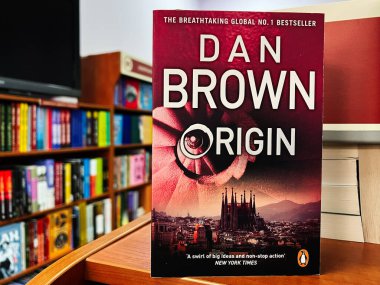Lviv, Ukrayna - 20 Şubat 2025: Dan Brown 'un romanı Köken' in ön kapağı.