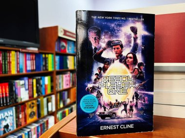 Lviv, Ukrayna - 20 Şubat 2025: Ernest Cline 'ın Hazır Oyuncu 1 romanı renkli bir kitapçıda sergilendi.