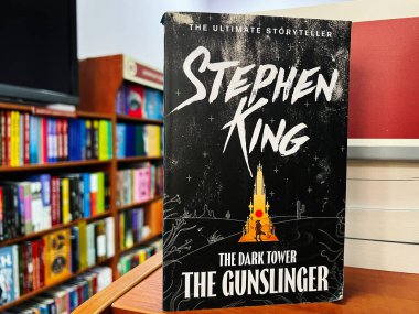 Lviv, Ukrayna - 20 Şubat 2025: The Dark Tower 'ın Stephen King kapağı: The Gunslinger in a library.