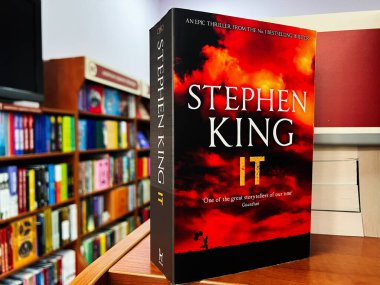 Lviv, Ukrayna - 20 Şubat 2025: Stephen King It romanı renkli bir kitapçıda ahşap bir rafta sergilendi.