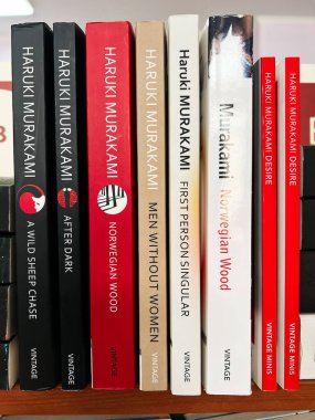 Lviv, Ukrayna - 20 Şubat 2025: Norveç Ormanı 'nın da dahil olduğu bir dizi Haruki Murakami kitabı sergi için düzenlendi