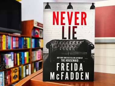Lviv, Ukrayna - 20 Şubat 2025: Freida McFadden 'ın Asla Yalan Söyleme kitabının kapağı.