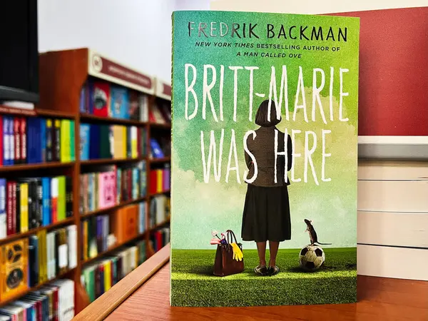 Lviv, Ukrayna - 20 Şubat 2025: Fredrik Backman 'ın kitapçıdaki ahşap bir rafta yazdığı' Britt-Marie buradaydı 'romanının karton kapaklı kopyası