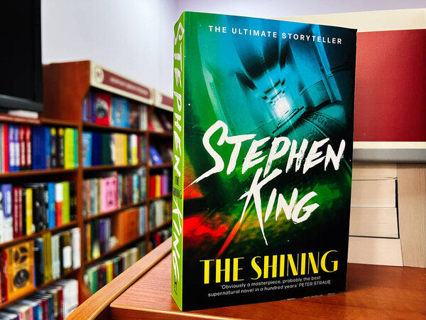 Львов, Украина - 20 февраля 2025 года: Книга Стивена Кинга "Сияние", представленная в ярком книжном магазине.