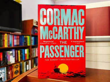Lviv, Ukrayna - 20 Şubat 2025: Cormac McCarthy 'nin bir kitapçıda yazdığı 