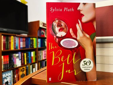 Lviv, Ukrayna - 20 Şubat 2025: The Bell Jar by Sylvia Plath, 50. yıldönümü baskısı, bir kitapçıda sergilendi