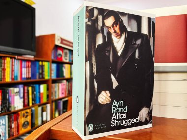 Lviv, Ukrayna - 20 Şubat 2025: Ayn Rand 'in Atlas adlı kitabının kaliteli bir görüntüsü bir kitapçıda omuz silkti