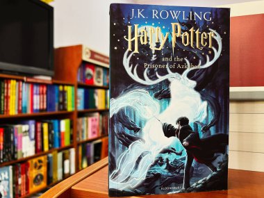 Lviv, Ukrayna - 20 Şubat 2025: Harry Potter ve Azkaban Mahkumu kitabı kitapçıdaki ahşap rafta sergilendi.