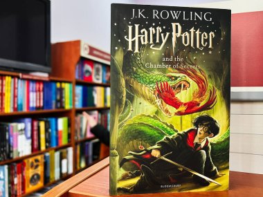 Lviv, Ukrayna - 20 Şubat 2025: Harry Potter ve Sırlar Odası J.K. Rowling tarafından kitapçıda sergilendi.